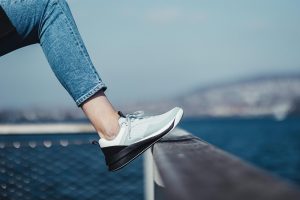 Χρήσιμες συμβουλές για να καθαρίσετε τα λευκά σας sneakers, χωρίς να τα καταστρέψετε