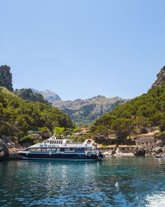 Σοκαριστικό βίντεο δείχνει τη στιγμή που τουριστικό σκάφος ανατρέπεται στο Μπαλί – Επιβάτες σπάνε τα παράθυρα