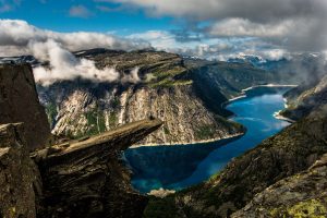 Trolltunga: Ο πιο εντυπωσιακός βράχος της Νορβηγίας που κόβει την ανάσα(vid)