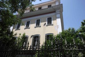 Θεσσαλονίκη: Άγνωστοι πέταξαν μπογιές στο Διοικητήριο χθες βράδυ