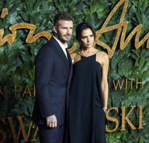 Η Βικτόρια Μπέκαμ τρολάρει τον σύζυγό της Ντέιβιντ μετά τη “φαλάκρα” στο κούρεμα, vid