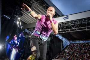 Ο Κρις Μάρτιν των Coldplay προειδοποιεί με χιούμορ το κοινό μετά τον σάλο σε συναυλία, vid
