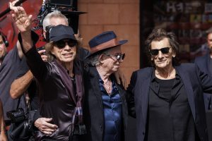 Σπάνιο βιβλίο με αυτόγραφα των Beatles και των Rolling Stones πωλείται σε δημοπρασία