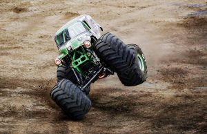Ρόδα 362 κιλών εκσφενδονίζεται από monster truck κατά τη διάρκεια ράλι! vid