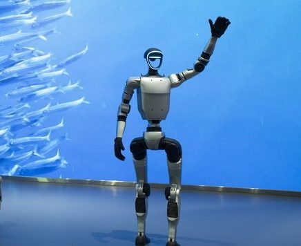 Viral βίντεο δείχνει ρομπότ να προσπαθεί να μαγειρέψει…αλλά προκαλεί καταστροφή!