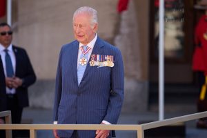 Χαμός στο διαδίκτυο με τον «King Cool» Κάρολο…στην παραλία, vid