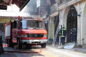 Θεσσαλονίκη: Δύο 24ωρα μετά την πυρκαγιά στην αγορά Βλάλη στο Καπάνι