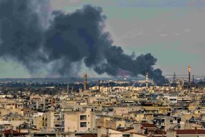 Μαίνεται η φωτιά στη Σίνδο – Ενισχύθηκαν οι πυροσβεστικές δυνάμεις, vid