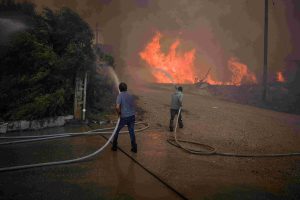 Εκτός ελέγχου η φωτιά στην Εύβοια – Εκκενώνονται οικισμοί, καίγονται γραμμές της ΔΕΗ