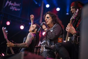 Ο  Johnny Depp τιμά τον Ozzy Osbourne με το “Paranoid” – H εκπληκτική εμφάνιση δίπλα στον Alice Cooper, vid