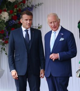 Έξαλλοι οι Βρετανοί με τον Μακρόν: Η κίνηση μπροστά στον Κάρολο, vid