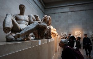 Βρετανίδα συγγραφέας κατακεραυνώνει συμπατριώτες της για τα Γλυπτά του Παρθενώνα