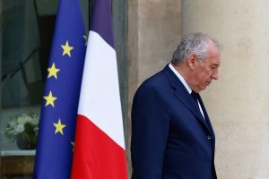 Ώρα μηδέν για τη Γαλλία: Θα «πέσει» τελικά η κυβέρνηση;