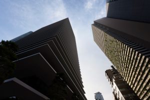Έπεσε στο κενό από ύψος δεκάδων ορόφων κι όμως επιβίωσε! video