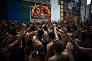 Εκατοντάδες ισλαμιστές αυτομαστιγώθηκαν σε δρόμο ελληνικής πόλης, vid