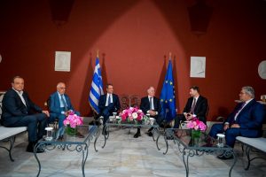 «Είναι δύσκολο να προσποιούμαστε»: Βαρύ το κλίμα στη συνάντηση των πολιτικών αρχηγών