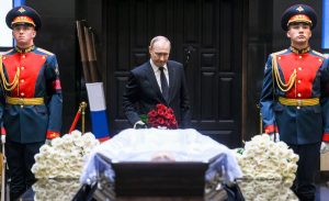 Ο Πούτιν αποχαιρέτησε συμμαθήτριά του που πέθανε σε ηλικία 71 ετών, video