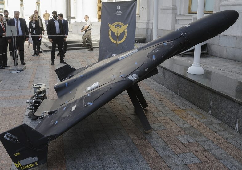 Αερομαχία μαχητικών F-16 με ιρανικό drone πάνω από παραλία, vid