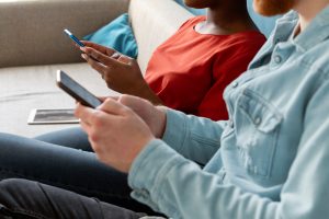 Μικρά παιδιά κολλημένα στην οθόνη του smartphone! Τραγικό ΒΙΝΤΕΟ από Ρωσία