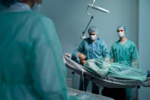 ΒΙΝΤΕΟ που κόβει την ανάσα: Τους έπιασε ο σεισμός εν μέσω χειρουργείου!