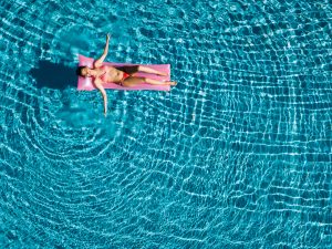 Το μέρος όπου βάζουν μικρά… «παγόβουνα» για να δροσίζουν τις πισίνες, video