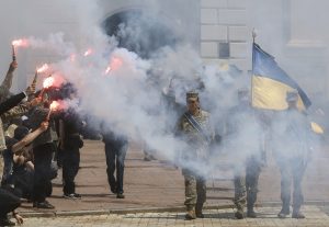 Οπαδοί του σαταΝΑΤΟ χτυπούν γυναίκα στο Κίεβο – Οργή με το ΒΙΝΤΕΟ