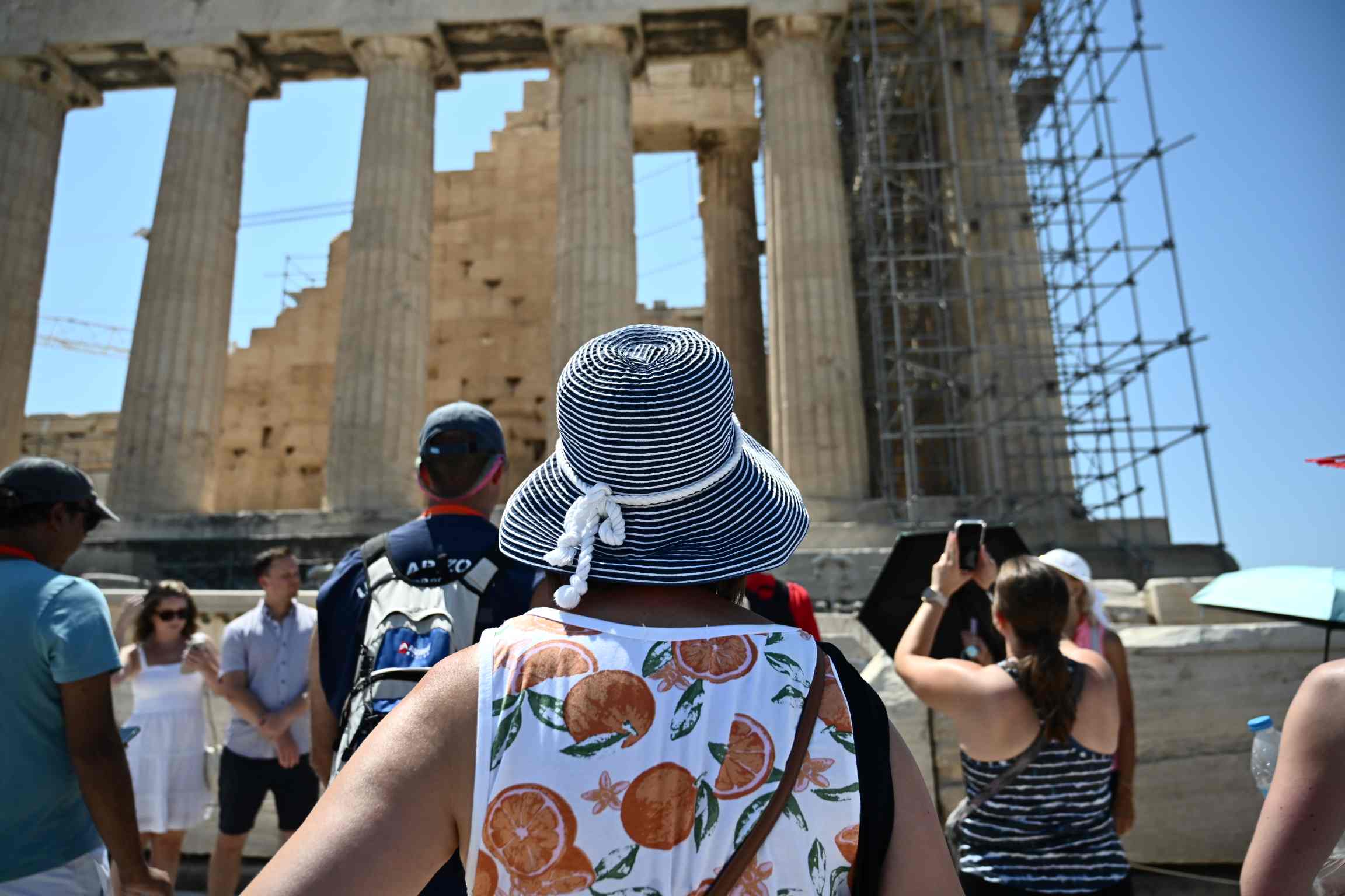 Η φοβερή αντίδραση τουρίστα όταν είδε από κοντά τον Παρθενώνα! vid