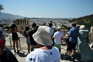 Ατρόμητοι τουρίστες επισκέπτονται την Ακρόπολη παρά τον καύσωνα – ΦΩΤΟ