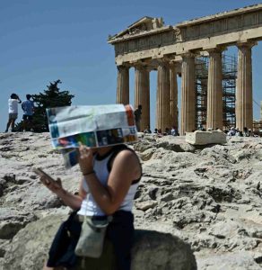 Αμερικανίδα τα “έχωσε” σε συμπατριώτισσά της που έκλεψε μάρμαρο…από την Ακρόπολη!