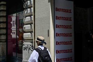 “Δεν τραβάνε” οι εκπτώσεις – Υποτονική ζήτηση στα μικρά καταστήματα – Τι επισημαίνει ο Εμπορικός Σύλλογος Πειραιώς