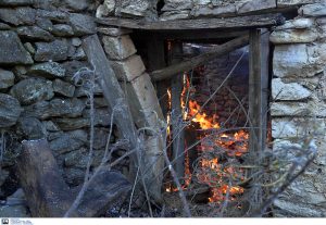 Μεσσηνία: Καλύτερη εικόνα της φωτιάς στην Πολυθέα – Μεγάλες ζημιές σε σπίτια και καλλιέργειες