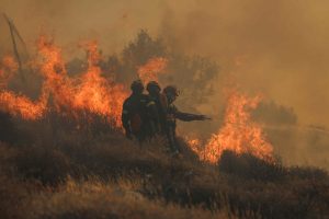 Πισσώνας Εύβοιας: Τιτάνια μάχη με τις φλόγες – Καίγονται υποδομές, ελαφρά τραυματίες 4 πυροσβέστες, vid