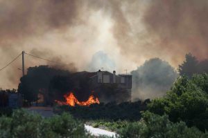 Μεγάλη φωτιά στη Ραφήνα: 57 απεγκλωβισμοί – Εκκένωση τεσσάρων οικισμών – ΦΩΤΟ (upd)