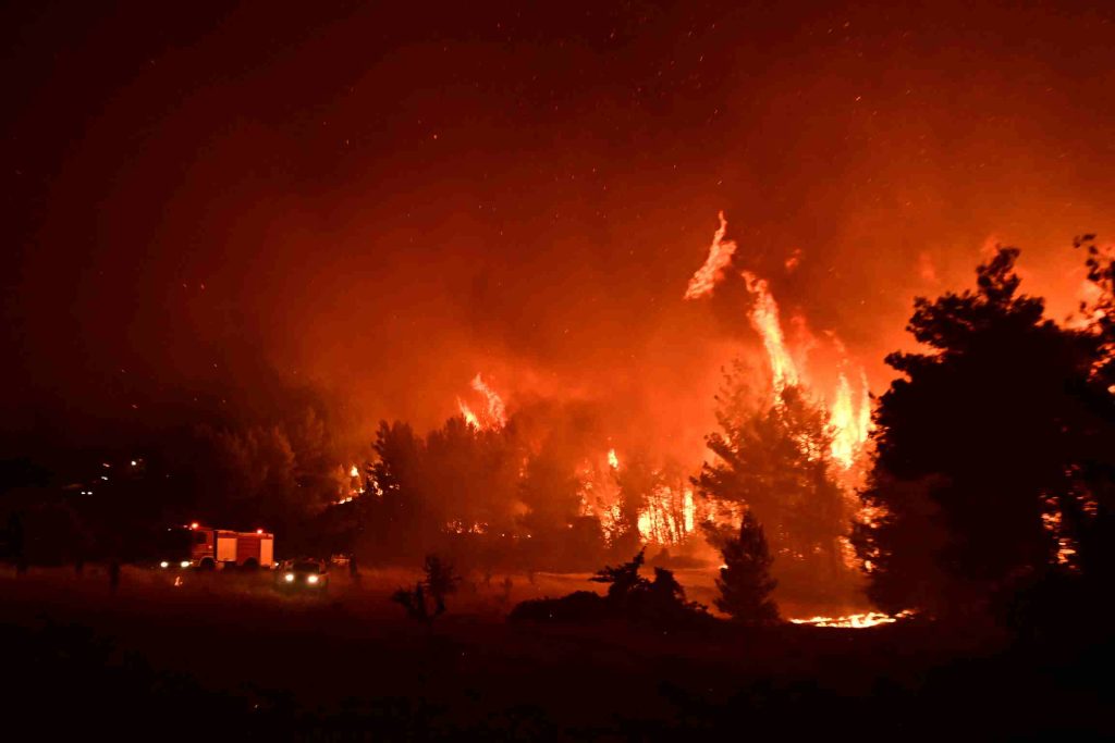 Φωτιά – Εύβοια: Ήχησε ξανά το 112 – Καλεί τους κατοίκους να φύγουν από την περιοχή Ποντικού