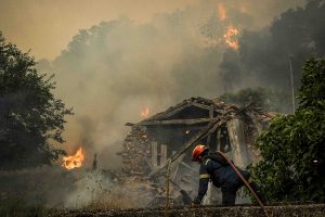 Σε ύφεση η φωτιά στον Φενεό – Επί ποδός ισχυρές πυροσβεστικές δυνάμεις