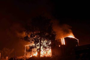 Μεγάλη αναζωπύρωση στον Φενεό: Σε επιφυλακή οι αρχές – Εκκενώθηκαν οικισμοί   και κάηκαν σπίτια
