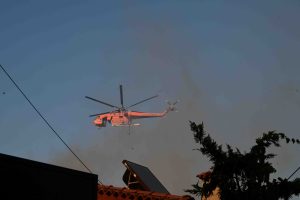 Υπό μερικό έλεγχο η πυρκαγιά στην Κερατέα – Αποκαταστάθηκε η κυκλοφορία των οχημάτων