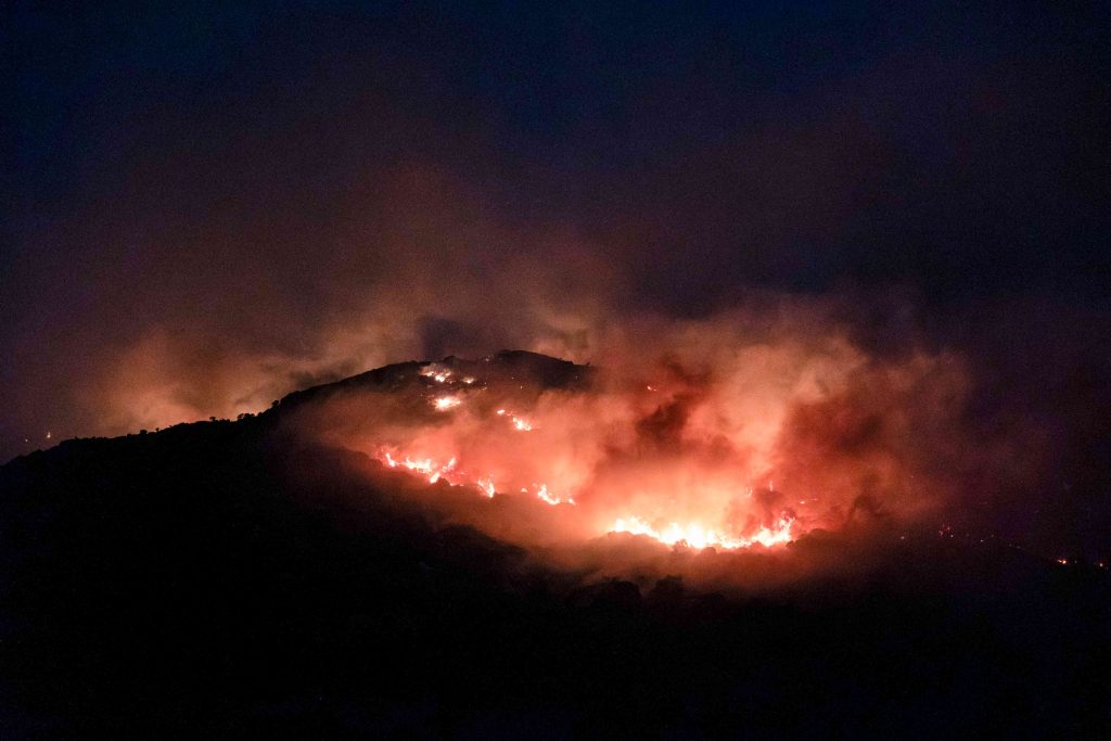 Χανιά: Μεγάλη φωτιά σε χωριό της Κισσάμου – Οι φλόγες έφτασαν στις αυλές των σπιτιών