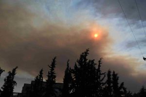 Ανεξέλεγκτη η φωτιά στην ορεινή Κορινθία: Καπνός “σκέπασε” τον ουρανό – Ήχησε το 112 (vid, photo)