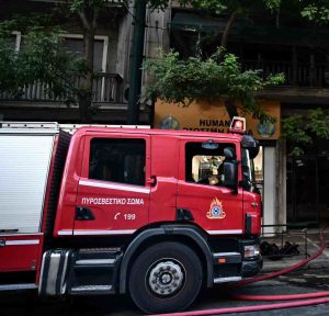 Νεκρή η ηλικιωμένη μετά τη φωτιά σε διαμέρισμα στην Τούμπα – Εξιτήριο για τα τρίδυμα, vid