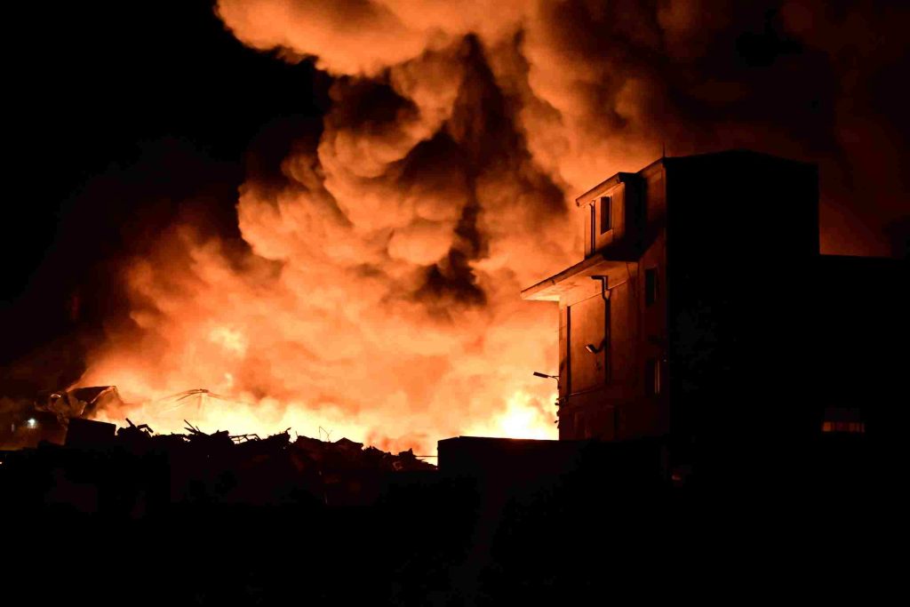 Ηράκλειο: Στις φλόγες παραδόθηκε αποθήκη με τρόφιμα και χαρτικά είδη