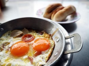 Αυγά: Μια “βόμβα” βιταμινών – Τελικά αυξάνουν την χοληστερόλη; Πόσα μπορούμε να τρώμε την εβδομάδα;