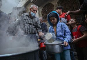 Φορτηγά με ανθρωπιστική βοήθεια άρχισαν να κινούνται από την Αίγυπτο προς τη Γάζα
