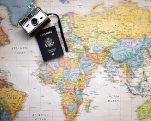 Άντρας πετάει βελάκια στον παγκόσμιο χάρτη και επισκέπτεται όποια χώρα χτυπήσει: «Είσαι τρελός;», vid