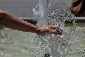 Επιμένει ο καύσωνας με 43άρια και σήμερα – “Καμίνι” όλη η χώρα