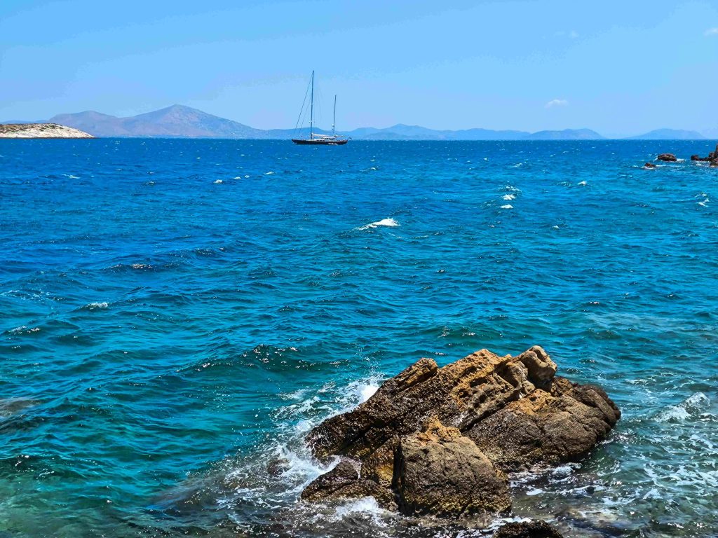 “Καλοκαιρινός” και σήμερα ο καιρός: Ζέστη με 35άρια, μποφόρ στο Αιγαίο και τοπικές βροχές