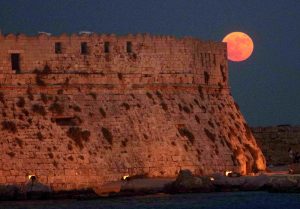 Εντυπωσιακές εικόνες από το «Φεγγάρι του Κόκκινου Ελαφιού» – Στόλισε τον καλοκαιρινό ουρανό