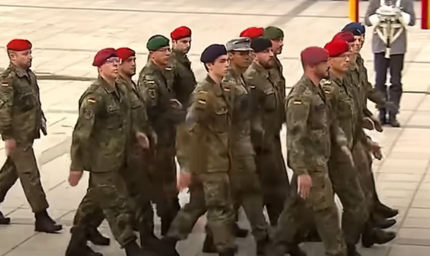 Aν νομίζατε ότι ήταν ρεμπέτ ασκέρ η παρέλαση των ΗΠΑ, δείτε και του ΝΑΤΟ