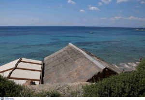 Ανάβυσσος: Συνελήφθησαν δύο υπεύθυνοι καταστημάτων για παράνομη κατάληψη παραλίας