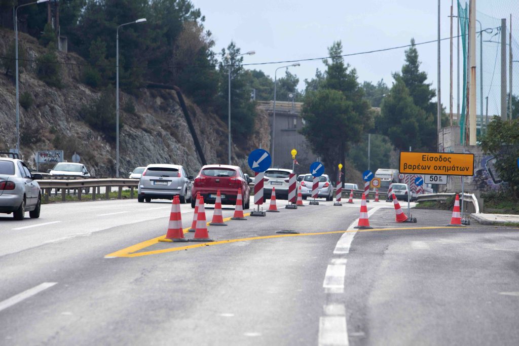 Κυκλοφοριακές ρυθμίσεις στην περιφερειακή οδό Θεσσαλονίκης λόγω αποξήλωσης εναέριων καλωδίων
